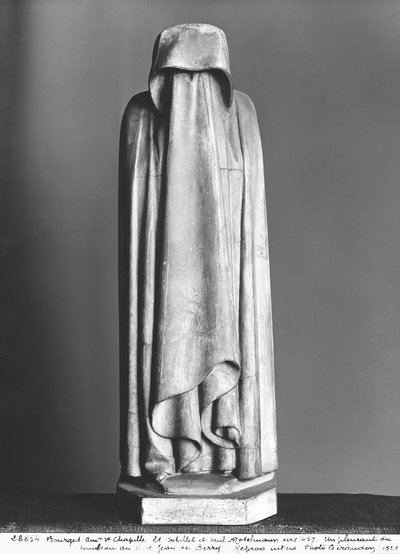 Gesluierde rouwende, die zijn gezicht verbergt achter zijn gesluierde handen, van het graf van hertog Jean de Berry (1340-1416) voor 1438 door Jean de Cambrai